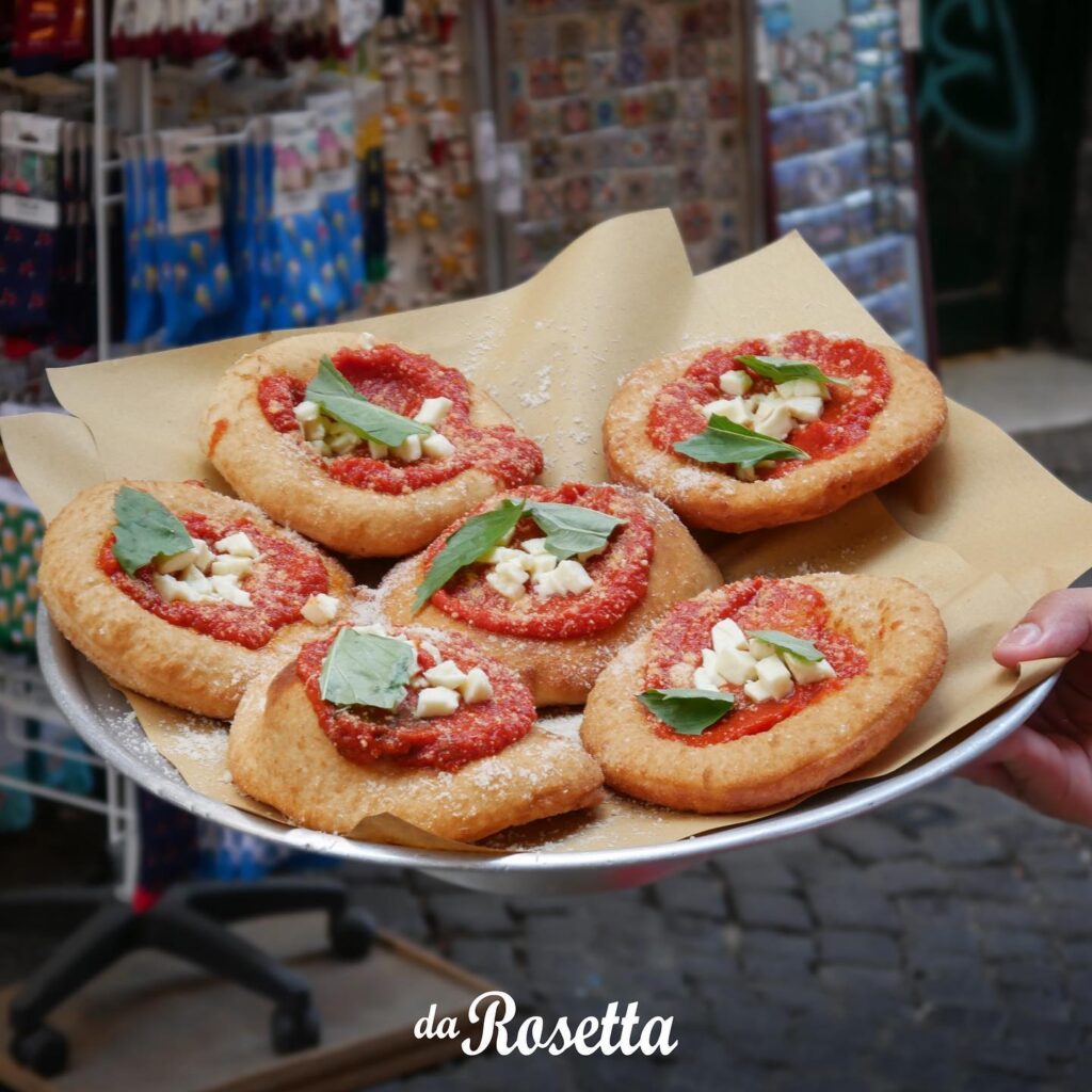 475071121_1007198441267515_328649534111251772_n Friggitoria tipica con pizza fritta a Napoli centro