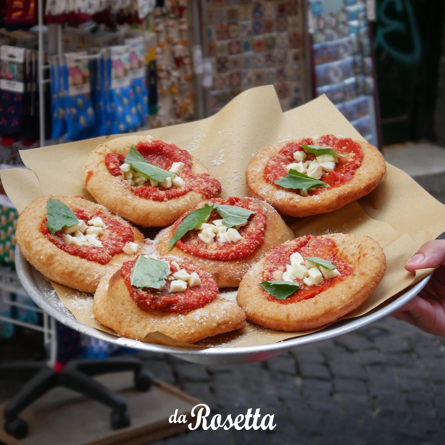 Friggitoria tipica con pizza fritta a Napoli centro
